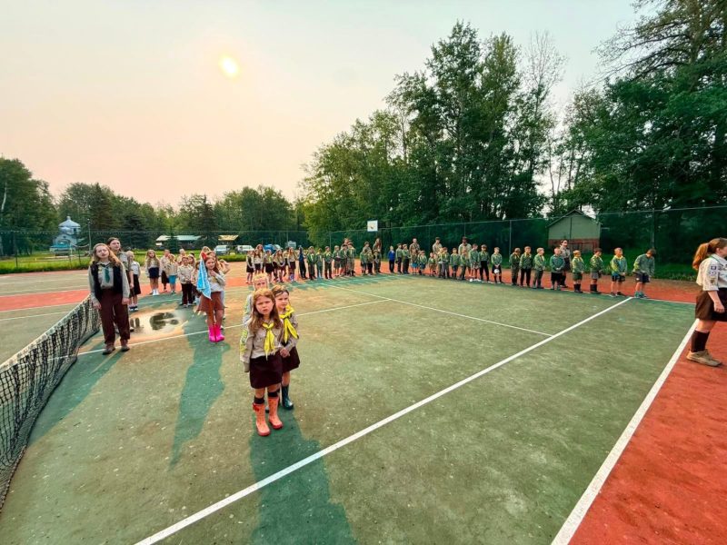 Пластуни вишикувалися вздовж тенісного корту на таборі